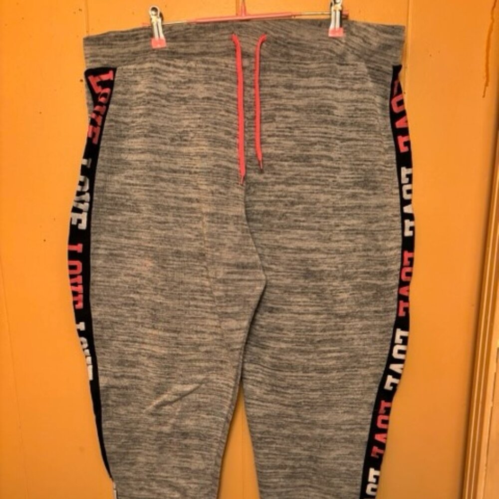 BOBBIE BROOKS SIZE 2X PLUS SIZE GRAY LOVE JOGGERS. EUC